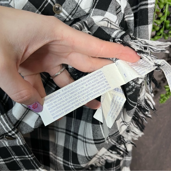 §🌼3/$30🌼Forever 21 Plaid Button Down Distressed Flannel Size Medium - Picture 14 of 16